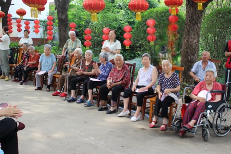 圖3 老人觀看表演