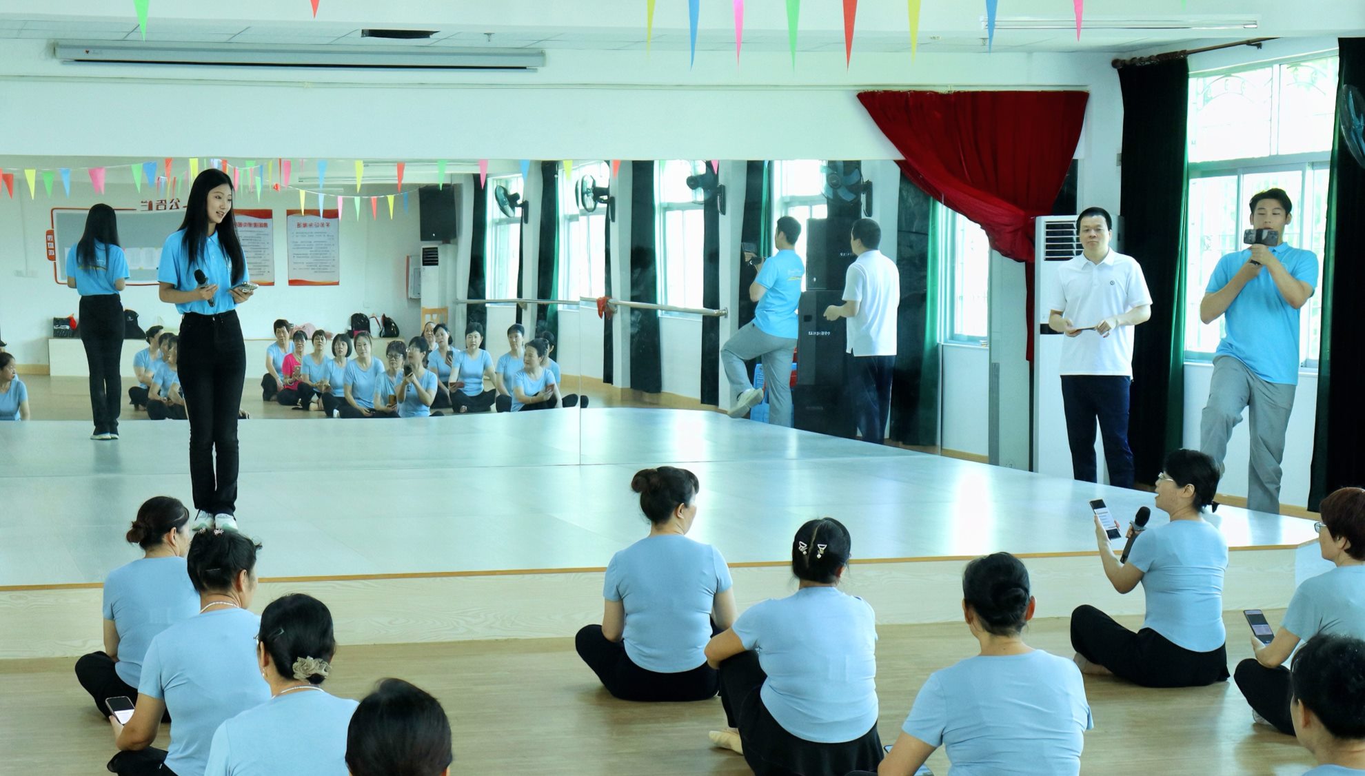 圖為實踐團成員在民族舞班開展古詩朗誦課堂