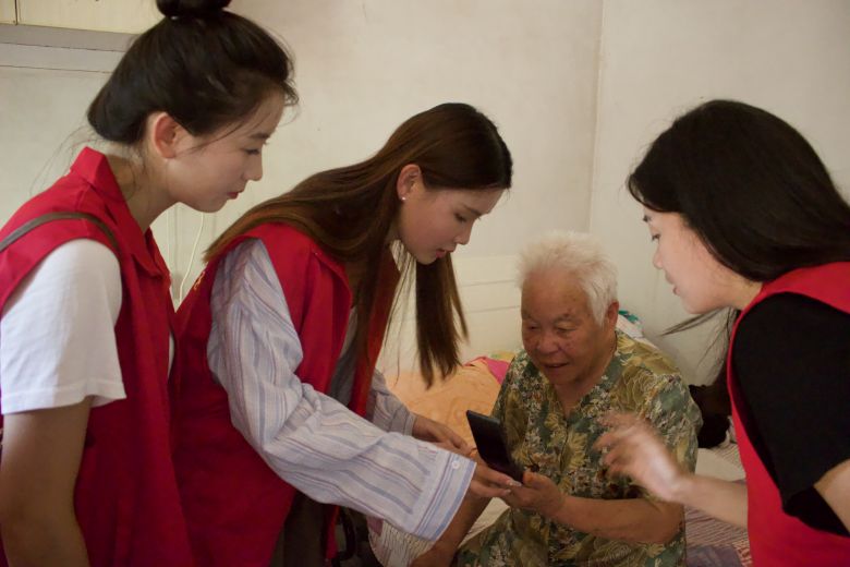 圖4 志愿者們暖心陪伴