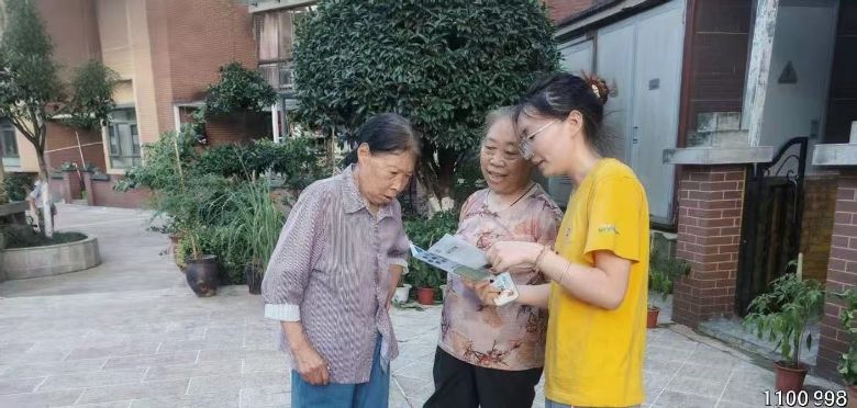 隊員向群眾講解茶葉知識