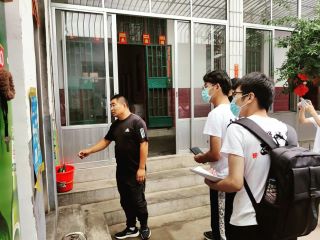 圖為實(shí)踐團(tuán)隊(duì)與橫山后村村委書(shū)記彭立龍同志在村中走訪 大學(xué)生新聞網(wǎng)通訊員 沈辰偉 攝