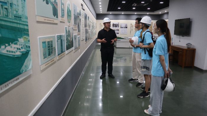 實踐團成員聆聽三峽試驗壩歷史 宋天浩攝