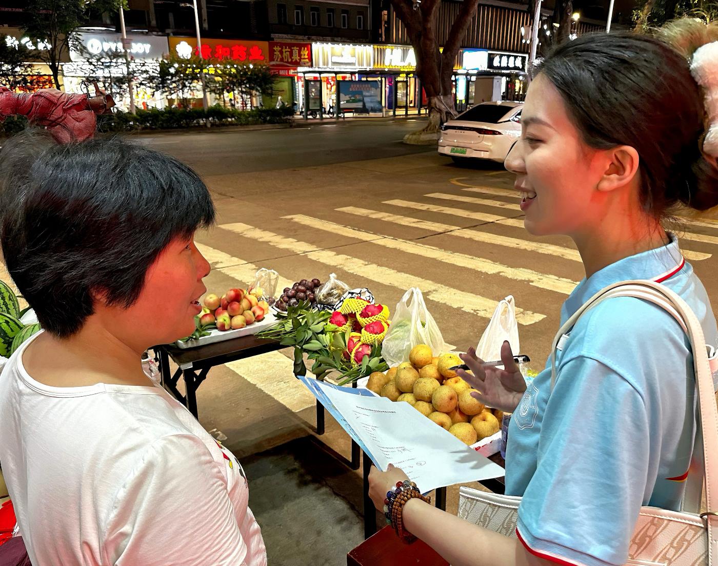 圖為實踐團成員與當(dāng)?shù)乩先诉M行訪談