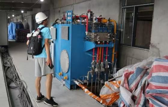 成員查閱機箱布線結(jié)構(gòu) 宋天浩攝