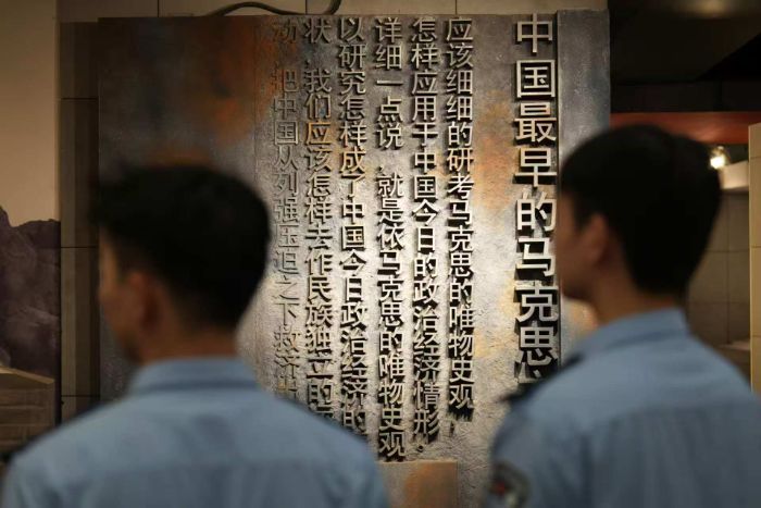 ׷֮݅񡪡˾ٌW(xu)УCϵĘڡl(xing)(hu)(sh)`F(tun)_չtɫ(dng)