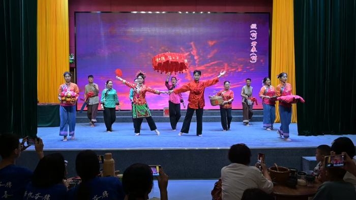 圖 8 實踐隊隊員觀看山海影劇院漁歌表演