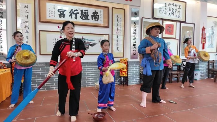 圖 2 金帆漁歌隊表演《捕魚調(diào)》