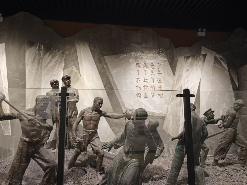 館內(nèi)雕塑再現(xiàn)工人運(yùn)動