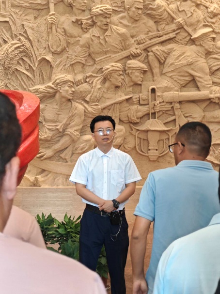 隊員們聽講解員講述