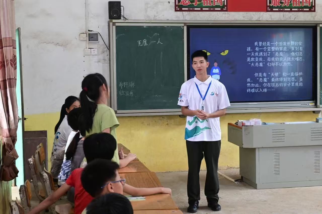 XώWԺѿ`M|ƽСW_չУ@衱}